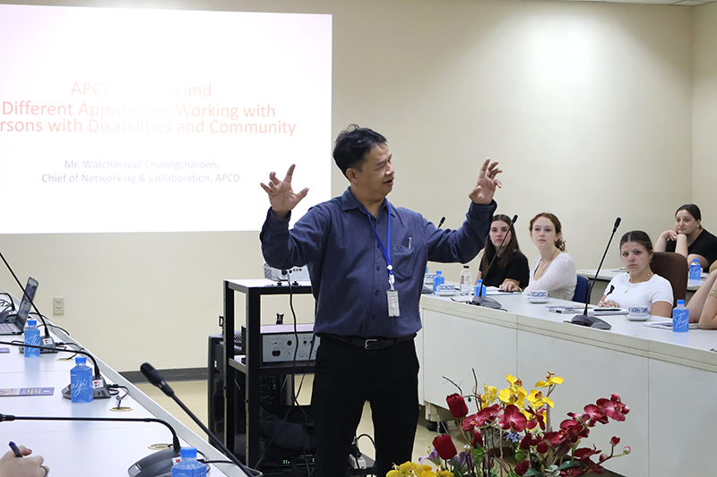นายวัชรพล จึงเจริญ บรรยายเรื่องการพัฒนาที่คนพิการมีส่วนร่วม รวมถึงแนวทางในการดำเนินงานต่างๆ ของ ศพอ.