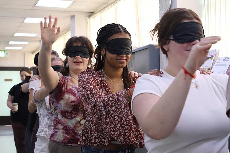 คณะนักศึกษาทำกิจกรรมสาธิต โดยการสวมผิ้ดตาเพื่อทดลองเนคนตาบอด ในการเรียนรู้เพื่อเข้าใจความพิการ 