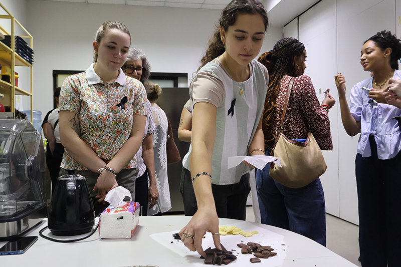 คณะนักศึกษาทดลองชิมช็อกโกแลตที่ทำโดยคนพิการ และเยี่ยมชม 60+ พลัส เบเกอรี่ แอด์ ช็อกโกแลต คาเฟ่ ผ่านการบรรยายของนางสาวศุภอนงค์ ปัญญาสิริมงคล และนางสาวทอฝัน เดชาชัยนิมิต