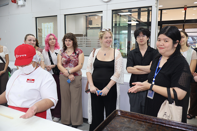 คณะนักศึกษาทดลองชิมช็อกโกแลตที่ทำโดยคนพิการ และเยี่ยมชม 60+ พลัส เบเกอรี่ แอด์ ช็อกโกแลต คาเฟ่ ผ่านการบรรยายของนางสาวศุภอนงค์ ปัญญาสิริมงคล และนางสาวทอฝัน เดชาชัยนิมิต