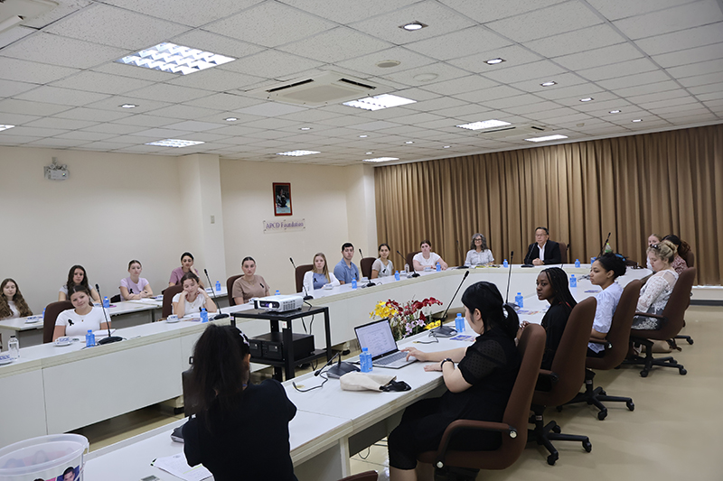 คณะนักศึกษา 24 คน และอาจารย์ 2 ท่าน โดยมีอาจารย์ Laura Eisenman จากมหาวิทยาลัยเดลาแวย์ และ ผศ. ดร. ธีรพงษ์ บัวหล้า 