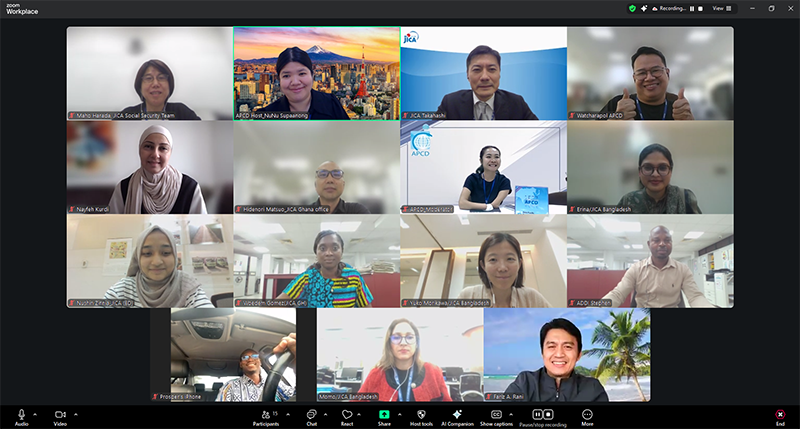 ภาพหมู่การอบรมสำหรับผู้เข้ารับการอบรมจากภูมิภาคเอฟฟริกา ยูโรปตะวันออกกลาง ประกอบด้วยผู้เข้ารับการอบรม วิทยากร DET และเจ้าหน้าที่ผู้จัดงาน ศพอ. และ JICA ในวันที่ 21 มกราคม 