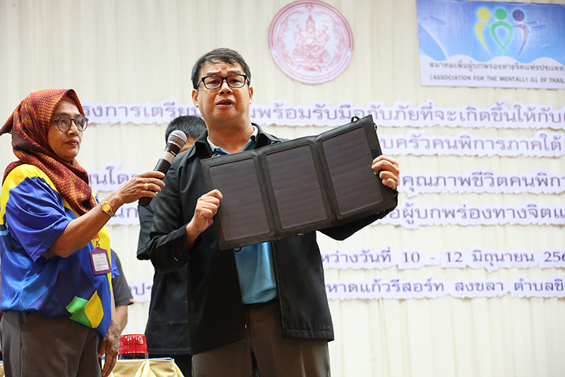 ภาพที่ 4: ผู้เข้าร่วมได้ร่วมกันสำรวจและนำเสนอเครื่องมือ DiDRR ที่นำมาจัดแสดงในกิจกรรม เพื่อเสริมสร้างการลดความเสี่ยงจากภัยพิบัติที่ครอบคลุมคนพิการในภาคใต้ของประเทศไทย