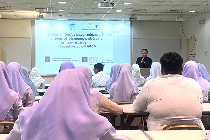 Photo 2: Mr. Piroon Laismit, APCD Executive Director, delivered a warm welcome speech to the visitors.