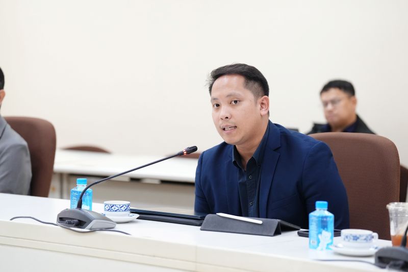 Picture 5: Representative from the private business sector, Central Restaurant, actively exchanged ideas and shared recommendations from the company's perspective, drawing on its experience in employing persons with disabilities (PWDs). 