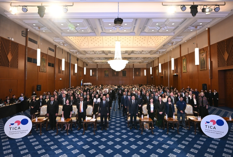ภาพที่ 7: ภาพหมู่ของแขกผู้มีเกียรติ ผู้เข้าร่วมงาน และคณะผู้จัดงานในพิธีเปิดงาน TICA Connect ครั้งที่ 11 ซึ่งจัดขึ้นภายใต้หัวข้อ “การส่งเสริมอนาคตที่ครอบคลุมและการพัฒนาที่ยั่งยืนผ่านความร่วมมือใต้–ใต้และความร่วมมือแบบไตรภาคี” จัดโดย TICA.