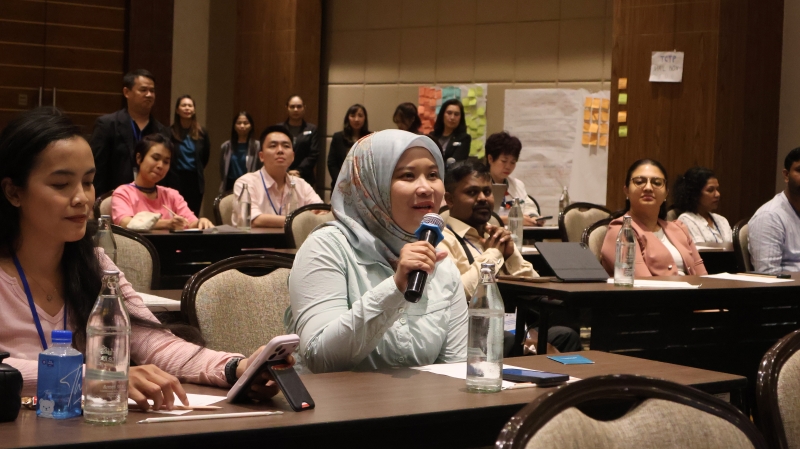 A participant from Indonesia exchanged perspectives and discussed practical approaches to disability-inclusive employment and business.