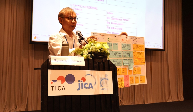 Mr. Somchai displayed participants’ written commitments to advance DIEB in their countries during the networking and collaboration session to strengthened participants’ commitment to promoting DIEB.