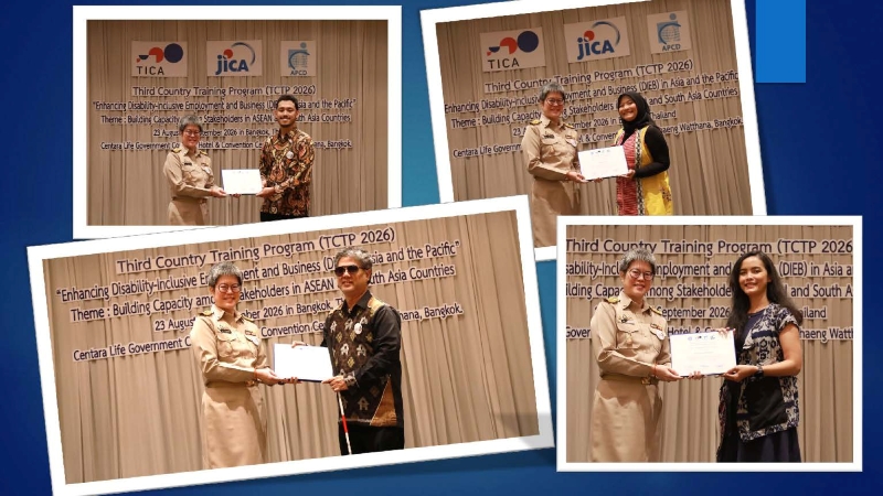Ms. Pin Sridurongkatum presented certificates to Indonesian participants.