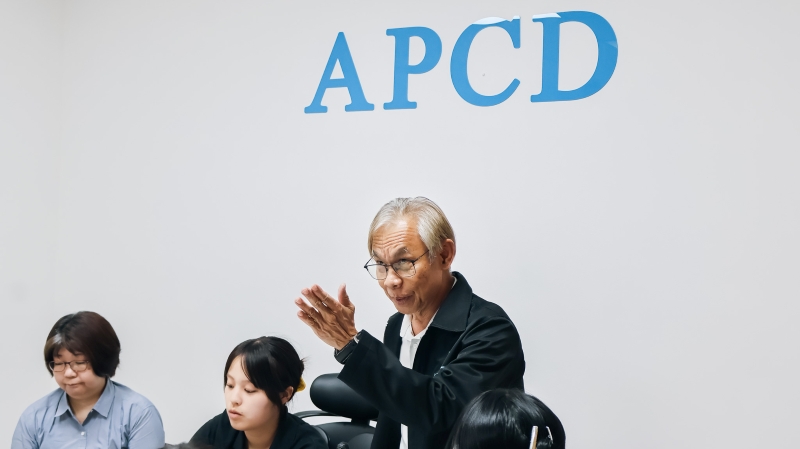 นายสมชาย รุ่งศิลป์ ผู้จัดการฝ่ายพัฒนาชุมชน (CDD) นำเสนอพันธกิจ โครงการริเริ่มระดับภูมิภาค และแนวทางการพัฒนาที่คนพิการมีส่วนร่วมในกิจกรรม APCD