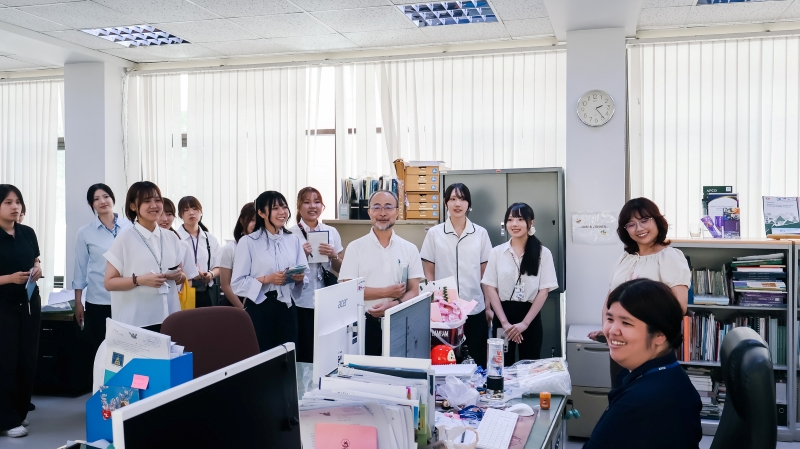 คณะศึกษาดูงานจากประเทศญี่ปุ่นได้สัมผัสบรรยากาศการทำงานที่เป็นมิตรและการมีส่วนร่วมของ APCD ซึ่งบุคลากรที่มีความพิการและไม่มีความพิการสามารถทำงานร่วมกันได้