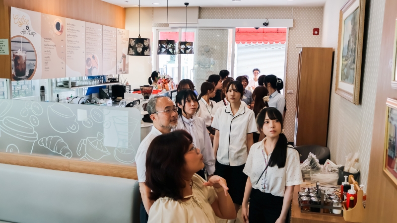 นางสาวทอฝัน เดชาชัยนิมิตร ผู้ประสานงานโครงการ DIEB นำคณะเยี่ยมชมโครงการส่งเสริมการจ้างงานและธุรกิจที่คนพิการมีส่วนร่วมในกิจกรรม APCD ณ ร้านโครงการซิกตี้พลัส ต่างๆ