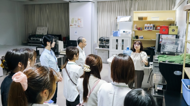 นางสาวทอฝัน เดชาชัยนิมิตร ผู้ประสานงานโครงการ DIEB นำคณะเยี่ยมชมโครงการส่งเสริมการจ้างงานและธุรกิจที่คนพิการมีส่วนร่วมในกิจกรรม APCD ณ ร้านโครงการซิกตี้พลัส ต่างๆ