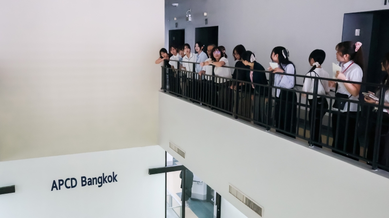 นางสาวทอฝัน เดชาชัยนิมิตร ผู้ประสานงานโครงการ DIEB นำคณะเยี่ยมชมโครงการส่งเสริมการจ้างงานและธุรกิจที่คนพิการมีส่วนร่วมในกิจกรรม APCD ณ ร้านโครงการซิกตี้พลัส ต่างๆ