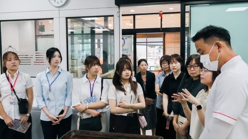 คณะศึกษาดูงานจากประเทศญี่ปุ่นเยี่ยมชมพื้นที่สำหรับคนหูหนวก (Deaf Space) ณ ศูนย์ฝึกอบรม APCD และเรียนรู้ว่าการออกแบบพื้นที่ดังกล่าวสนับสนุนการสื่อสารและการล่ามภาษามือที่เข้าถึงได้อย่างไร