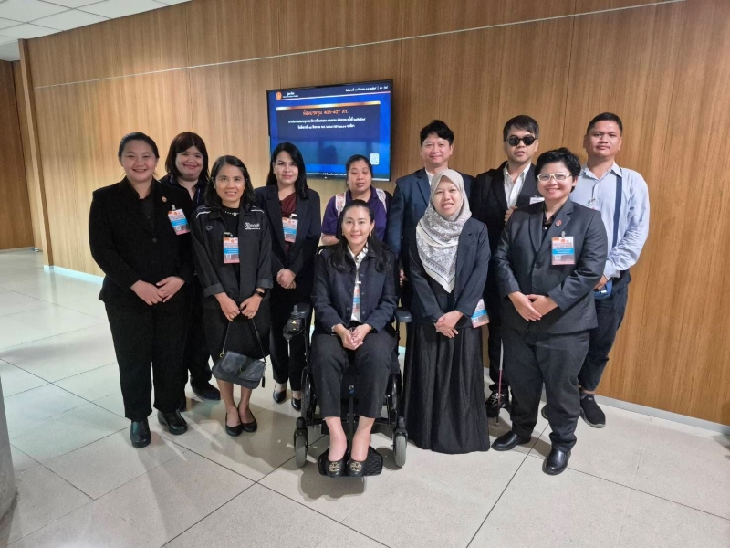 ภาพหมู่ผู้เข้าร่วมระชุมจากมูลนิธิเพื่อเด็กพิการและเครือข่ายประชาคมคนพิการกรุงเทพฯ ศพอ. และเจ้าหน้าที่คณะอนุกรรมาธิการฯ