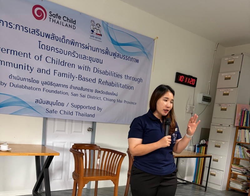 นอกจากนั้น คุณครูของ DBF ได้สาธิตการเล่นและการร้องเพลงกับเด็กพิการ โดยมีพ่อแม่ของเด็กพิการ 30 คนเข้าร่วม