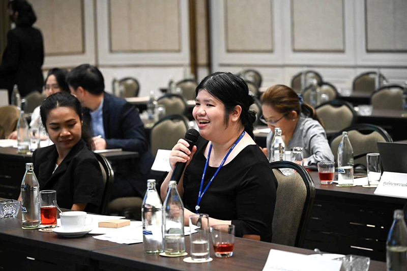 นางสาวศุภอนงค์ ปัญญาสิริมงคล เจ้าหน้าที่เครือข่ายและความร่วมมือ ศพอ. ร่วมให้ข้อเสนอแนะและข้อมูลสำหรับการดำเนินการกิจกรรมยุทธศาสตร์ของ AICHR ประเทศไทยประจำปี พ.ศ. 2569 