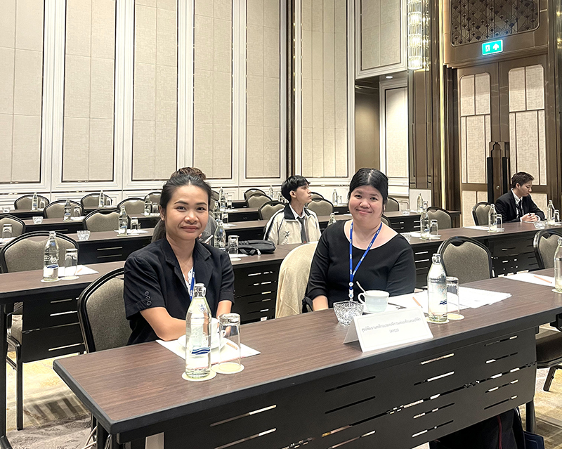 นางสาวศิริพร ประเสริฐชาติ และนางสาวศุภอนงค์ ผู้แทนจาก ศพอ. 