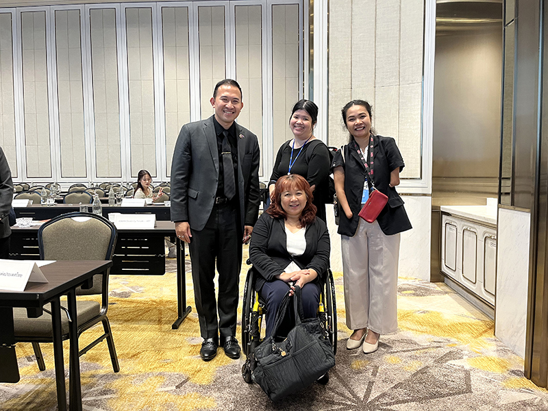 ผู้แทน ศพอ. ถ่ายรูปร่วมกับ ผู้ช่วยศาสตราจารย์ ดร. ภาณุภัทร และนางสาวเสาวลักษณ์ ทองก๊วย ประธาน ASEAN Disability Forum (ADF)