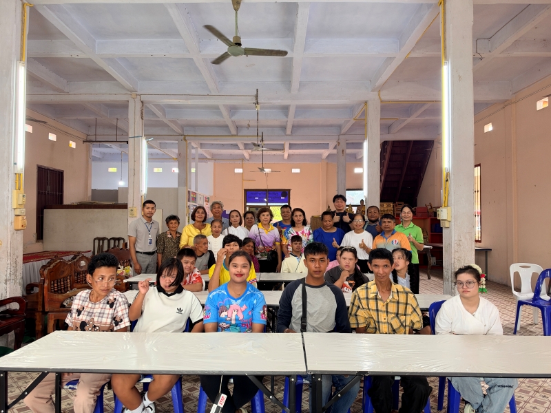 Group photo with approximately 30 participants, including persons with disabilities, parents, and board committee members of the Nakhon Si Thammarat Association of Parents of Persons with Intellectual Disabilities.