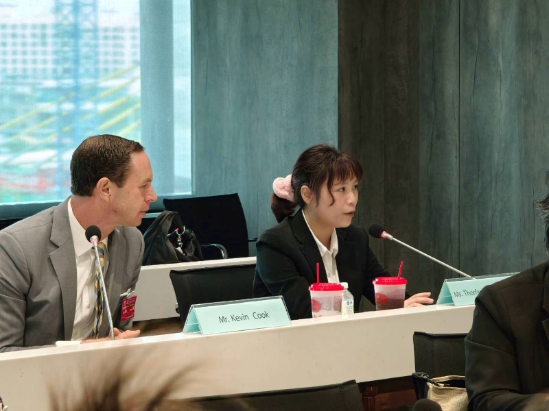 นางสาวทอฝัน เดชาชัยนิมิต ผู้ประสานงานโครงการ DIEB แปลเนื้อหาที่อาจารย์ Kevin Cook กล่าวให้แก่สมาชิกคณะอนุกรรมาธิการฯ