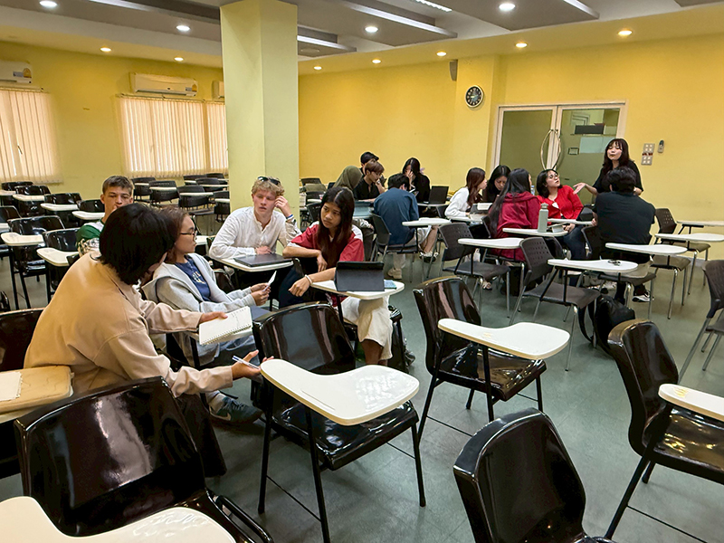 นักศึกษาเข้าร่วมกิจกรรมกลุ่มระหว่างการเรียน โดยมีการพูดคุย แลกเปลี่ยนความคิดเห็น และทำงานร่วมกันอย่างกระตือรือร้น โดยผู้แทนจากศพอ. คอยอธิบาย ให้คำแนะนำ และเพิ่มเติมข้อมูลเพื่อช่วยให้นักศึกษาเข้าใจเนื้อหาได้ชัดเจนยิ่งขึ้น