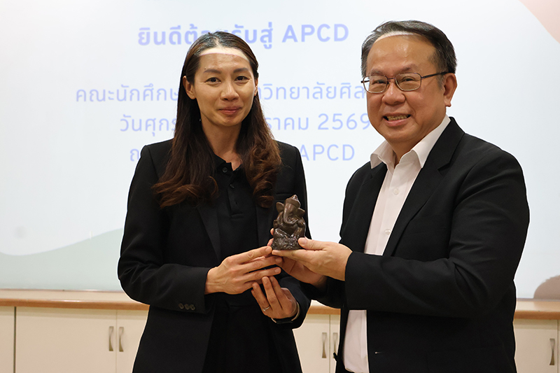 ผศ. ดร.มนัสนันท์ น้ำสมบูรณ์ มอบของที่ระลึกแก่นายพิรุณ เพื่อแสดงความขอบคุณในโอกาสเข้าเยี่ยมชมศูนย์