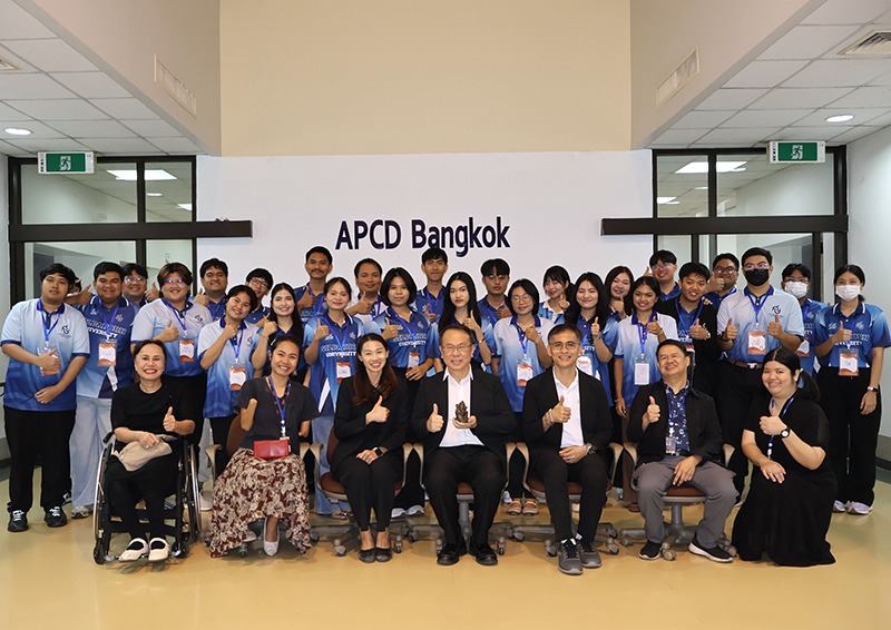 ภาพถ่ายหมู่คณะนักศึกษา คณาจารย์ และเจ้าหน้าที่ ศพอ.