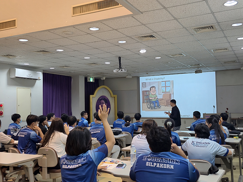 นายวัชรพล จึงเจริญ บรรยายเรื่องการพัฒนาที่คนพิการมีส่วนร่วม แนวทางในการดำเนินงานต่างๆ ของ ศพอ. และการอบรม DET