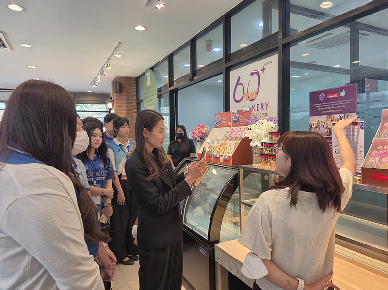 คณะนักศึกษาเยี่ยมชมโครงการ DIB ที่ร้าน APCD 60+ Plus Bakery & Café นำชมโดยนางสาวทอฝัน เดชาชัยนิมิต
