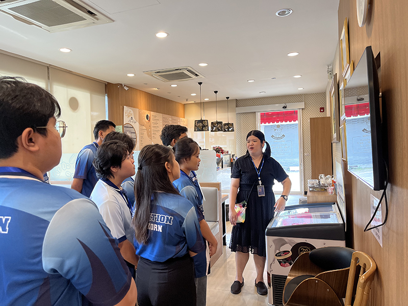คณะนักศึกษาเยี่ยมชมโครงการครัว APCD 60+ plus Kitchen by CP นำชมโดยนางสาวศุภอนงค์