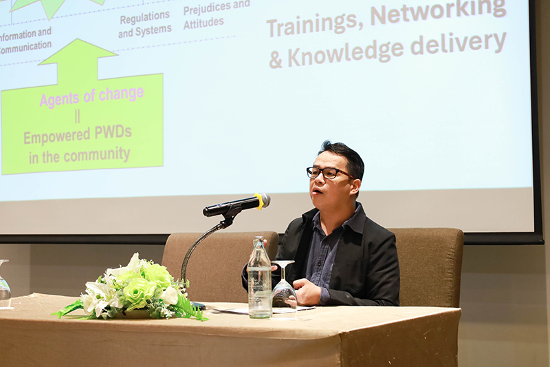 คุณวัชรพล จึงเจริญ หัวหน้างานเครือข่ายและความร่วมมือ แบ่งปันแนวปฏิบัติที่ดีในการฝึกอบรมประเทศที่สาม หัวข้อการลดความเสี่ยงจากภัยพิบัติที่คนพิการมีส่วนร่วมในภูมิภาคอาเซียน