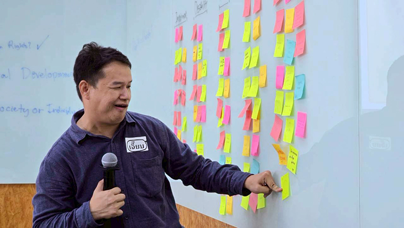 นายวัชรพล วิทยากรนำกระบวนการเรื่องการอบรม DET ในช่วงเช้า