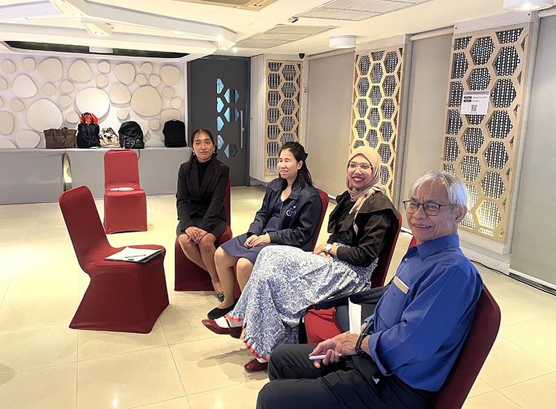 คุณสมชาย รุ่งศิลป์ (ขวาสุด) กล่าวทักทายต้อนรับก่อนเริ่มอบรม