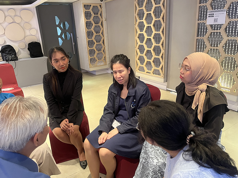 ดร. นันทนุช สุวรรณาวุธ จาก พก. แบ่งปันประเภทของบุคลิกภาพของตนเอง พร้อมด้วยเจ้าหน้าที่จาก พก. ท่านอื่น ๆ ที่เข้าร่วมการอบรม กับวิทยากร