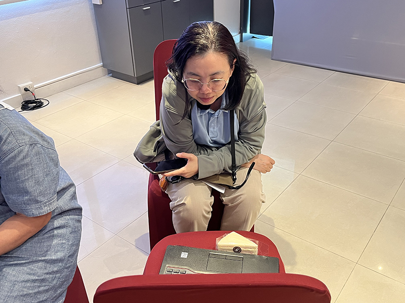 นางสาวนพรัตน์ บุนนาค เจ้าหน้าที่ซึ่งมีความพิการทางการได้ยิน เข้าร่วมการอบรมอย่างกระตือรือร้นผ่านแพลตฟอร์มที่เข้าถึงได้