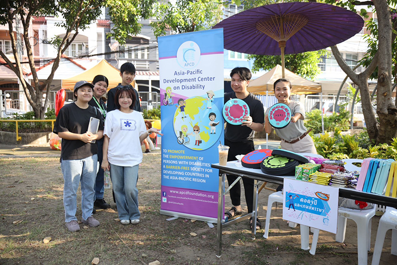 บูธกิจกรรมของศพอ. นำเสนออุปการณ์ด้านกีฬาที่คนพิการมีส่วนร่วม เกมส์วัดดวง นำเสนอโดย นางสาวศิริพร ประเสริฐชาติ นางสาวศุภอนงค์ ปัญญาสิริมงคล นางสาวทอฝัน เดชาชัยนิมิต นางสาววสุธิดา ปิ่นรัตน์  และนายวริทธิ์ พยัคฆ์ศิริ 