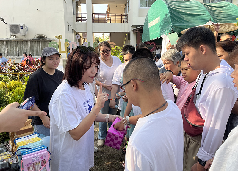 นางสาวทอฝัน เดชาชัยนิมิต นำเด็กๆ ร่วมเล่นเกมส์วัดดวง