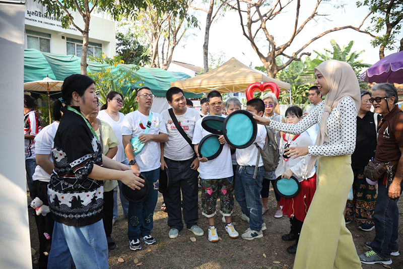 นางสาวศุภอนงค์ และนางสาวปริม แก้วประดับ นำเด็กเล่นกีฬาดอดจ์บีแบบคู่
