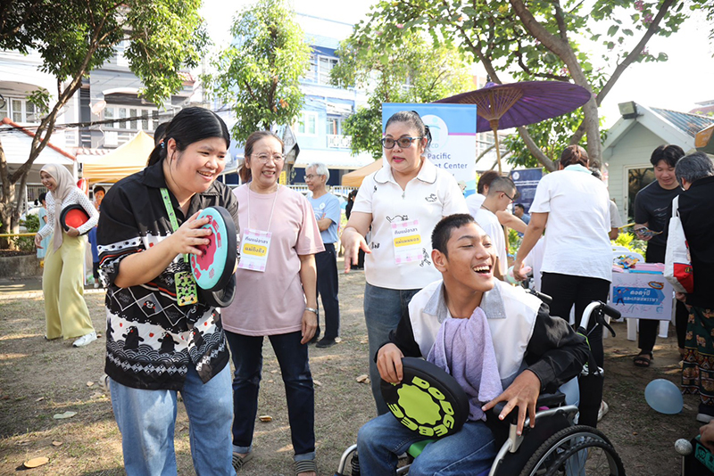 นางสาวศุภอนงค์ นำเด็กพิการและผู้ปกครองเล่นกีฬาดอดจ์บี เป็นรายบุคคล 