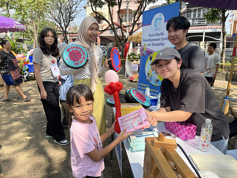 นางสาววสุธิดา ปิ่นรัตน์ มอบชุดเครื่องเขียนดินสอให้กับเด็กๆ