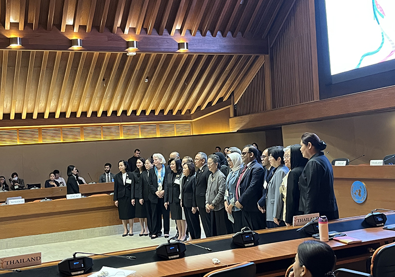 ภาพถ่ายหมู่ผู้บริหารระดับสูงจาก พม. และ ESCAP ภายหลังพิธีเปิดอย่างเป็นทางการของการประชุมคู่ขนาน the Asia-Pacific Forum on Sustainable Development (APFSD) 2026 หัวข้อ “จากระดับโลกสู่ระดับภูมิภาคและระดับท้องถิ่น: Follow-up to the Second World Summit for Social Development – Building Societies for All Ages in Asia and the Pacific” จัดโดยกระทรวงการพัฒนาสังคมและความมั่นคงของมนุษย์ (MSDHS) ร่วมกับ ESCAP