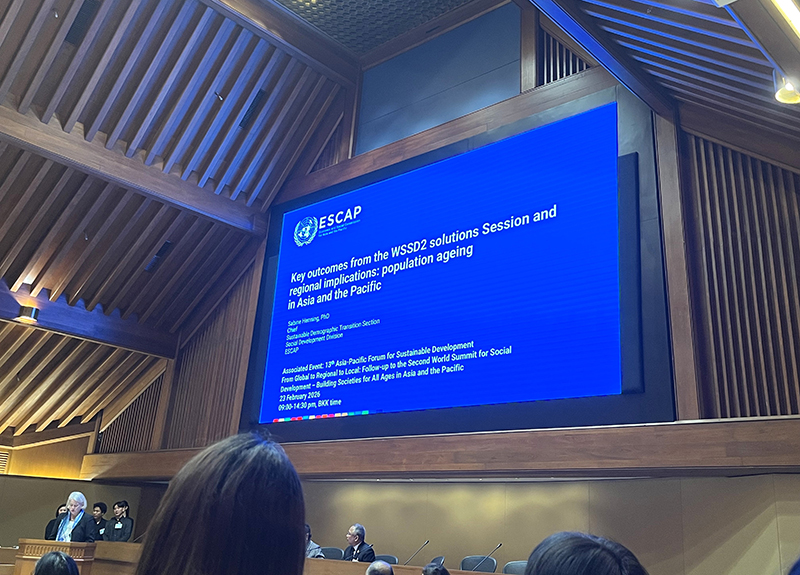 คุณ Sabine Henning หัวหน้าฝ่ายการเปลี่ยนผ่านด้านประชากรอย่างยั่งยืน กองพัฒนาสังคม ESCAP ได้นำเสนอผลลัพธ์สำคัญจากการประชุม WSSD2 Solution Session และผลกระทบเชิงภูมิภาค โดยเฉพาะประเด็นการสูงวัยของประชากรในภูมิภาคเอเชียและแปซิฟิก