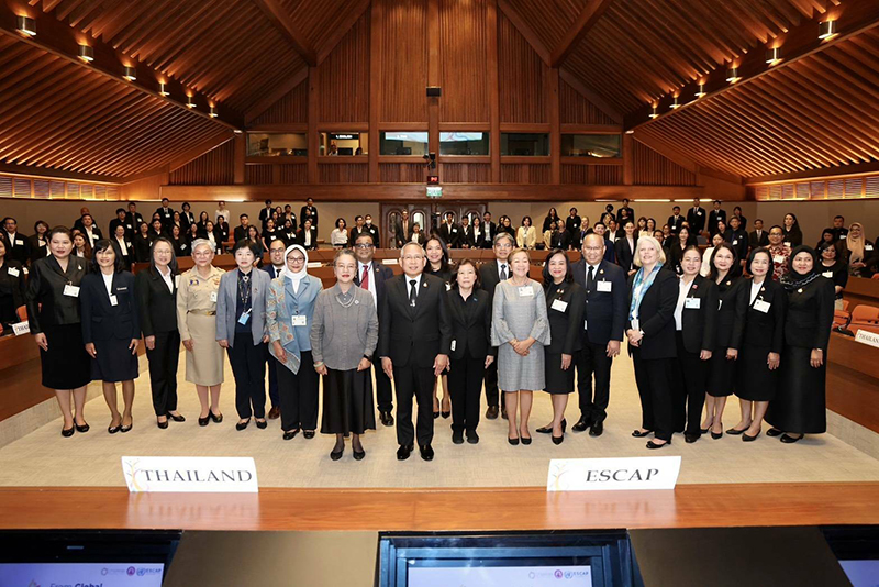 ภาพถ่ายหมู่ผู้บริหารระดับสูงจาก พม. และ ESCAP พร้อมด้วยผู้เข้าร่วมการประชุมจำนวนมากกว่า 60 คน