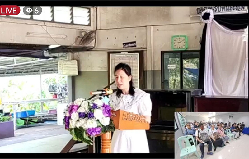 ดร.นันทนุช สุวรรนาวุธ ประธานมูลนิธิคนตาบอดไทยกล่าวเปิดงานรำลึกที่จัดคู่ขนานที่โรงเรียนสอนคนตาบอดสันติจินตนา จังหวัดแพร่ และถ่ายทอดสดมาที่งานที่จัดที่สมาคมคนตาบอดฯ