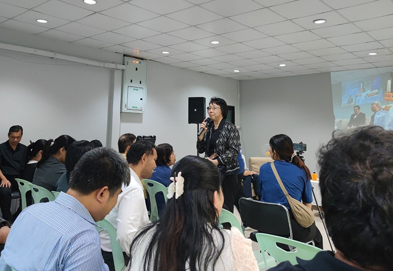 คุณ Yumi Shiraishi ภริยาอาจารย์มณเฑียรกล่าวขอบคุณผู้ร่วมงานที่มาเข้าร่วมงานรำลึก