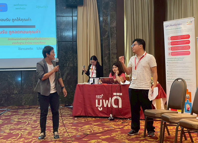 นายชยุต หอมดี ได้แบ่งปันประสบการณ์ส่วนตัวและแลกเปลี่ยนความคิดเห็นระหว่างการประชุมเชิงปฏิบัติการ