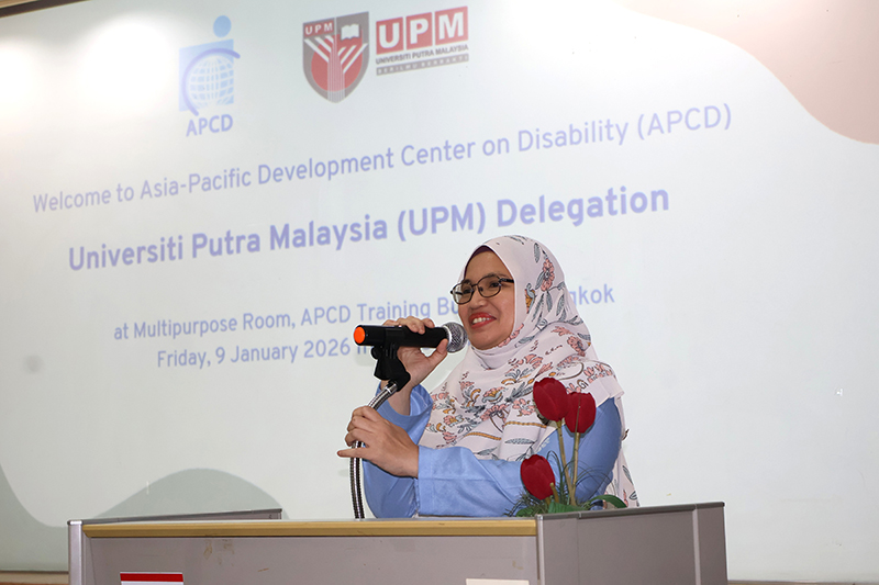 รองศาสตราจารย์ ดร. Nor Wahiza Binti Abdul Wahat หัวหน้าโครงการ Inclusive Agro Community Project, UPM แจ้งวัตถุประสงค์ในการเข้าเยี่ยมชมศึกษาดูงาน พร้อมแนะนำสมาชิกในคณะ