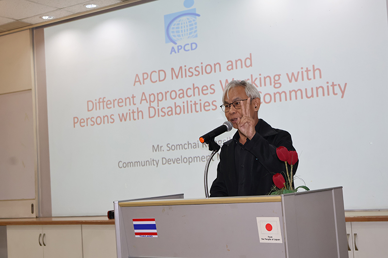 นายสมชาย รุ่งศิลป์ บรรยายเกี่ยวกับกิจกรรมด้านการพัฒนาคนพิการของ ศพอ. โดยให้ภาพรวมของโครงการสำคัญ การมีส่วนร่วมของภาคีเครือข่าย และผลการดำเนินงานในภูมิภาคเอเชียแปซิฟิก